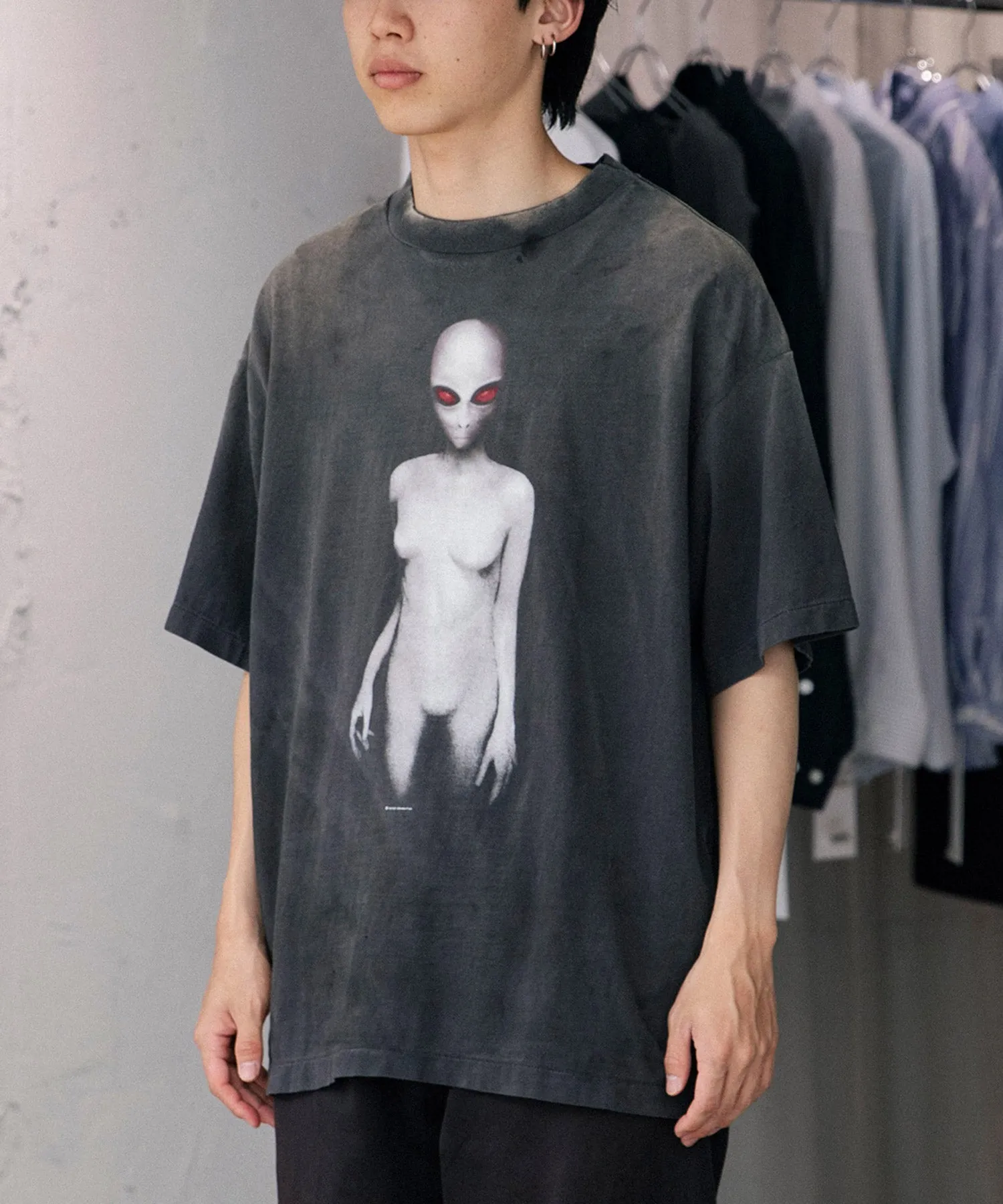 SAINT Mxxxxxx SS TEE/ALIEN/BLK Dark Alien Retro Distressed Short Sleeves Washed Black S-XL SAINT Mxxxxxx continues this year's gothic dark style Ultra-difficult alien printing technology Absolutely top-notch Professional water washing plant jointly owned by Hong Kong businessmen Ultra-high standard restoration ZP Correct collar label/wash water label/cherub label The difference is based on pictures and goods